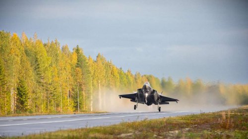 Atomwaffenfähige Nato-Jets landen auf Landstraße in Finnland – 230 Kilometer von Russlands Grenze