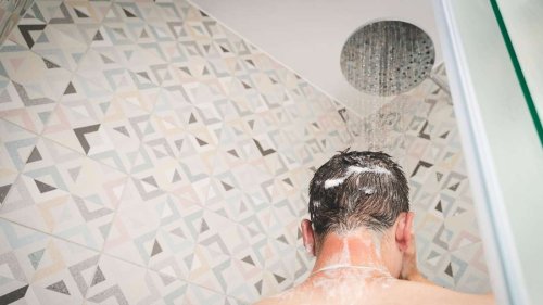 Abfluss in der Dusche stinkt? Zwei Hausmittel wirken Wunder