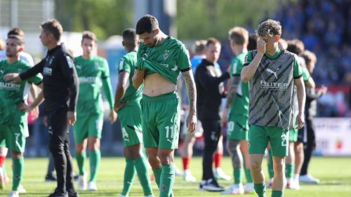 Gladbach vergeigt vielversprechende Saison: Fans schicken Stars in die Kabine