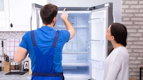 Kühlschrank nach dem Umzug nicht gleich anstecken – er könnte Schaden nehmen