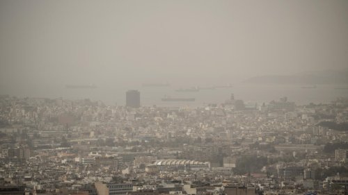 Athens residents choking in clouds of Sahara dust amid unseasonably warm weather