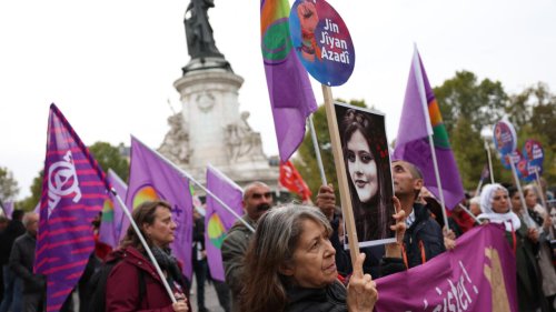 French feminists mobilise in solidarity with Iranian protesters