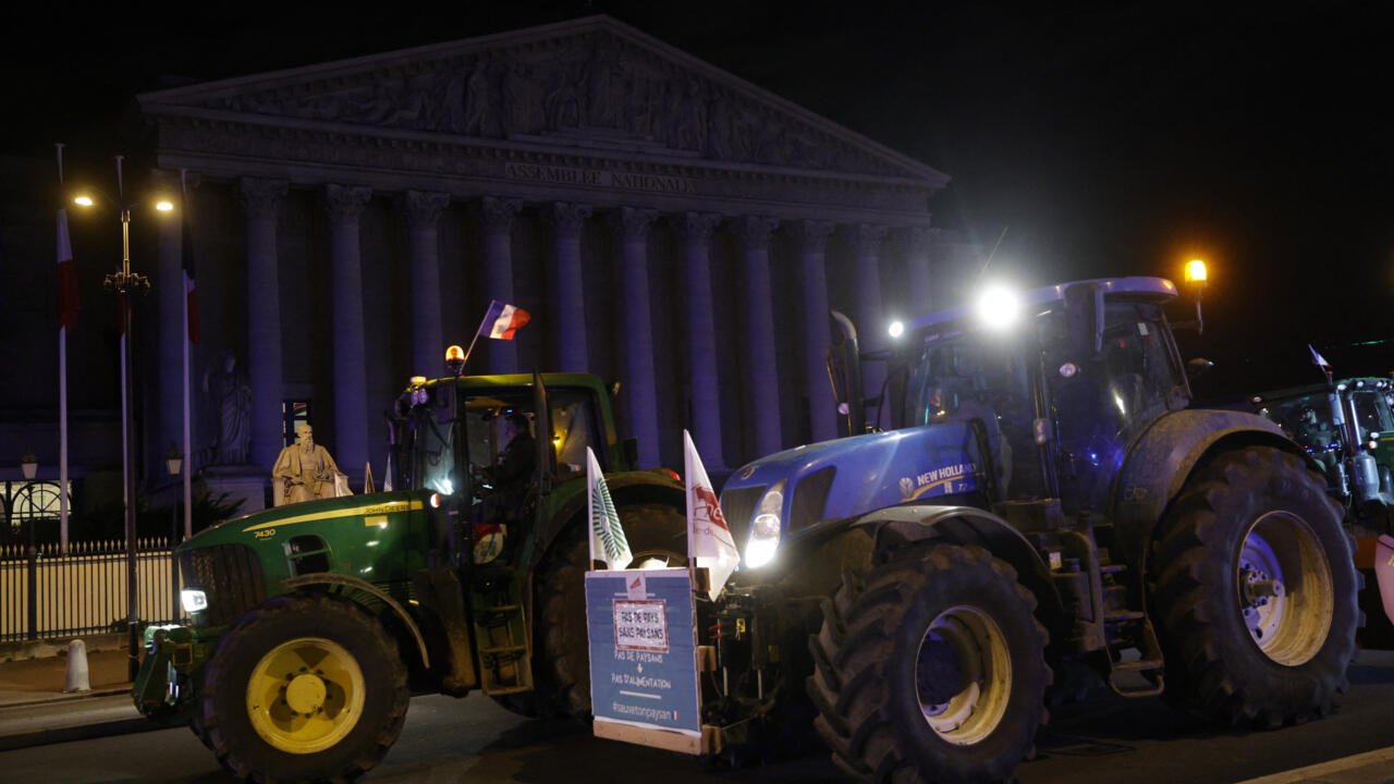 « Environ 350 tracteurs » portent à nouveau la colère agricole au cœur de Paris