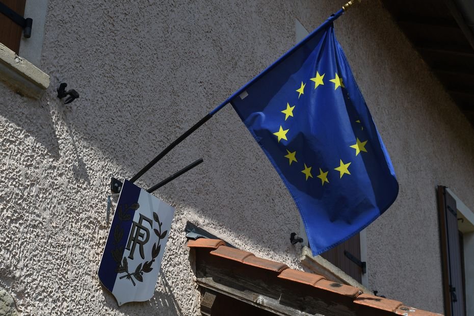 « C&rsquo;est la goutte d&rsquo;eau qui fait déborder le vase » : des mairies opposées au Mercosur retirent le drapeau européen de leur fronton