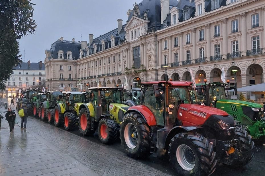 EN PHOTOS. Manifestation des agriculteurs en colère : 145 tracteurs devant la préfecture, du fumier a été déversé, « la situation est calme »