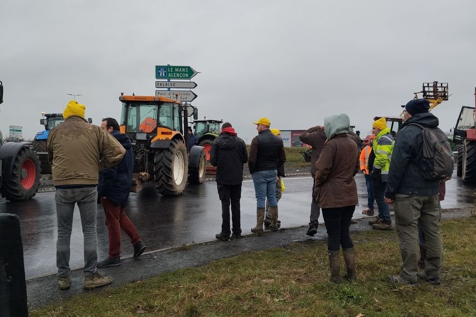 Autoroute, périph de Caen, port de Cherbourg… Les agriculteurs en colère bloquent plusieurs points stratégiques ce lundi en Normandie