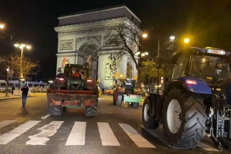 VIDEO. Environ, 350 tracteurs sont entrés dans Paris, les agriculteurs en colère exigent des « actes concrets et immédiats »