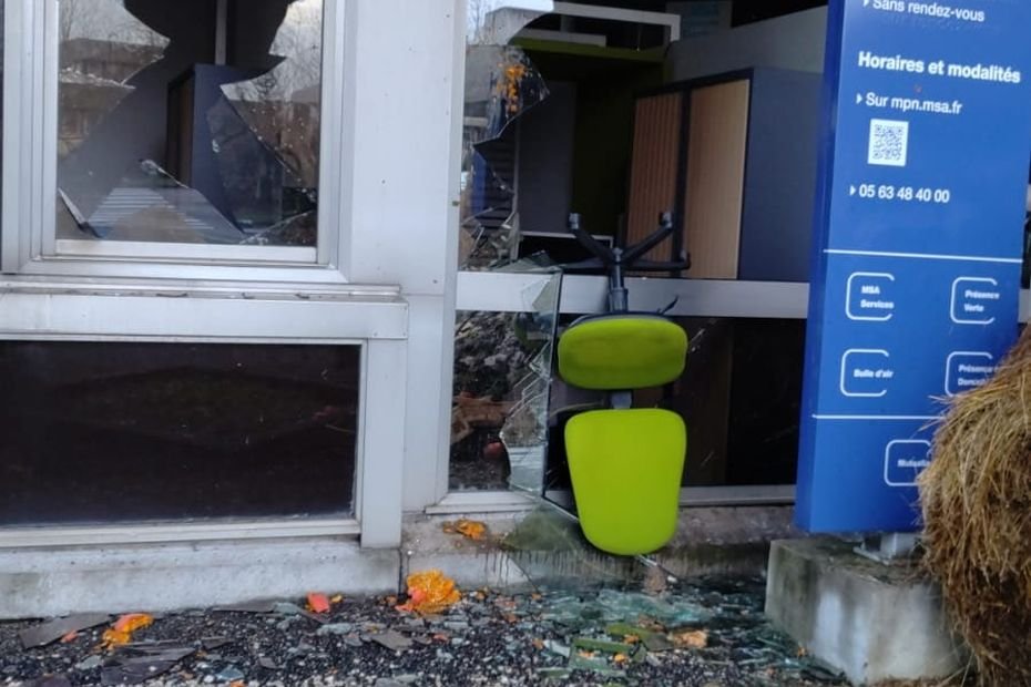 « C&rsquo;est un choc terrible, on ne s&rsquo;y habitue jamais », lisier déversé, bris de vitres, les locaux de la MSA saccagés dans la nuit