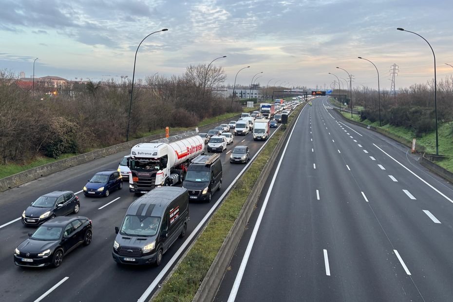 Blocage de Toulouse par les agriculteurs : autoroutes coupées, convoi de tracteurs, un blessé… le point sur la mobilisation