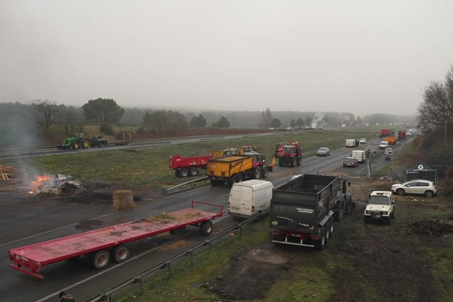 Autoroutes coupées, trafic ferroviaire interrompu, déviations en cascade : on fait le point sur les blocages des agriculteurs ce mercredi