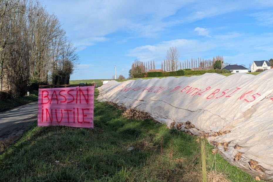 « C&rsquo;est son outil de travail » : cet agriculteur lutte contre la création d&rsquo;un énorme bassin de rétention sur son propre terrain