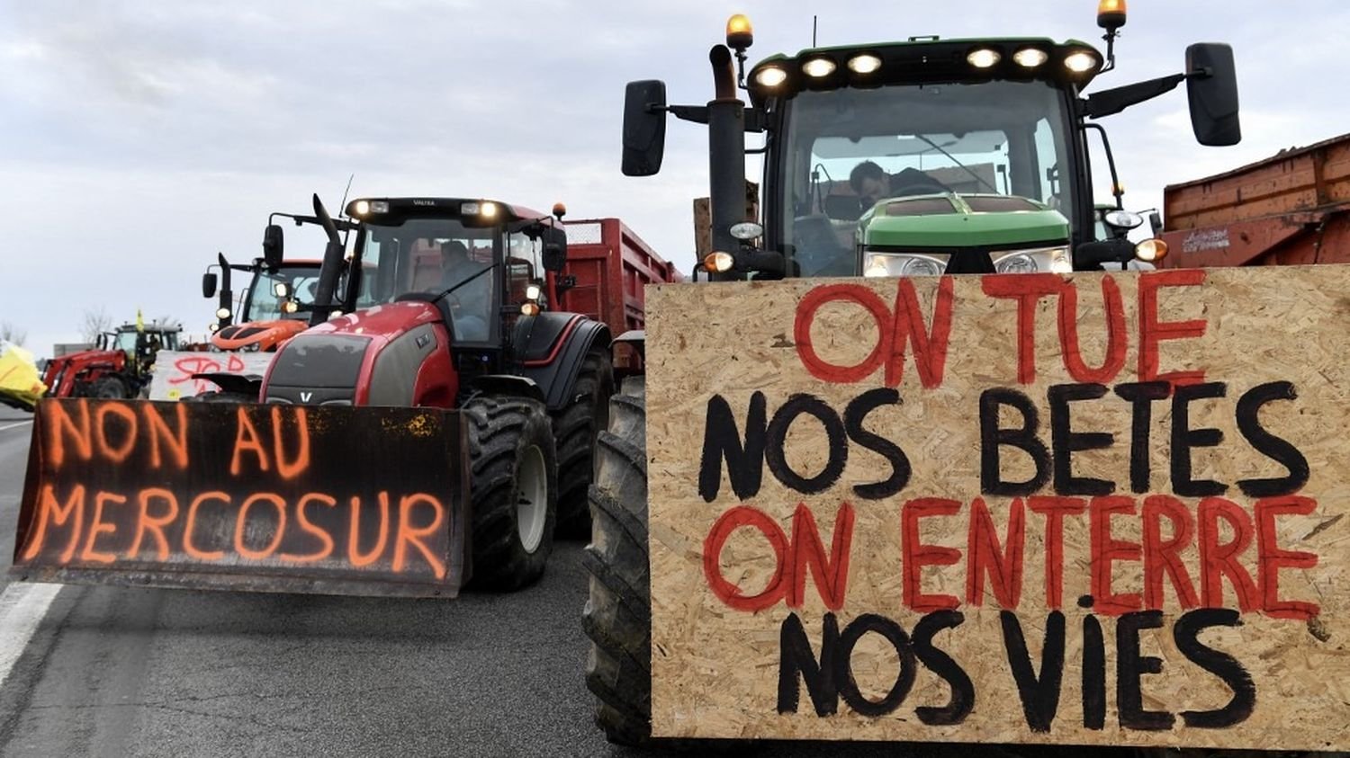 Colère des agriculteurs : alors que le gouvernement demande une « trêve » de Noël, les syndicats peuvent-ils lever les blocages ?