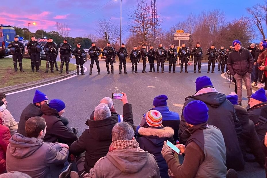 « Nous sommes encerclés par les gendarmes », le barrage des agriculteurs « Ultras de l&rsquo;A64 » en cours de démantelement