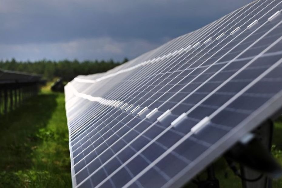 « C’est 30 hectares de terres cultivables couverts de panneaux solaires » : ce projet de ferme agri-solaire divise