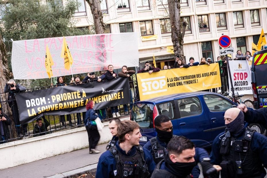 Des agriculteurs envahissent le ministère de l&rsquo;Agriculture à Paris en pleine colère agricole, une vingtaine d&rsquo;interpellations par la police