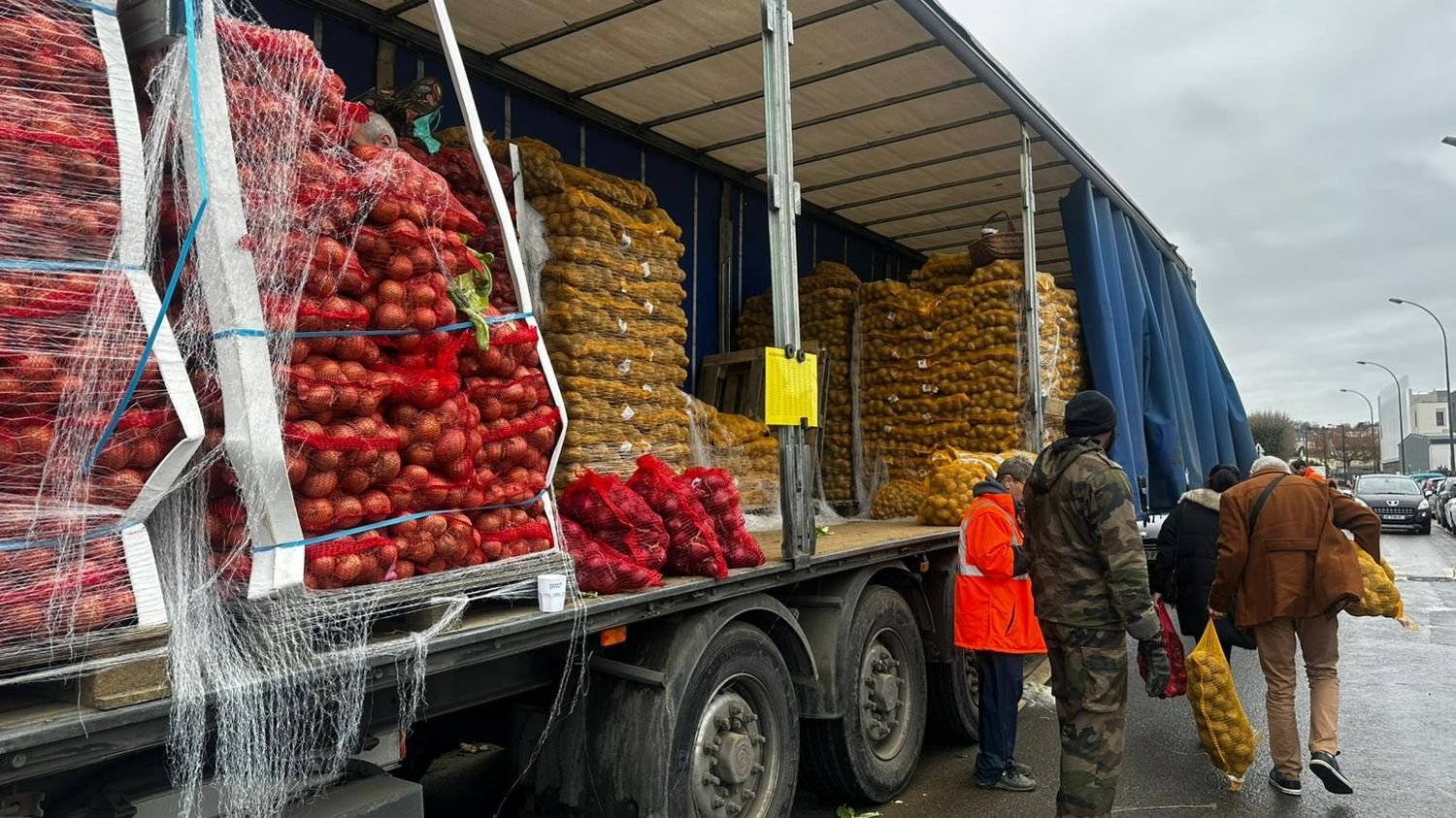 REPORTAGE. « On a des gens qui viennent pour leur famille » : en Île-de-France, des patates à très bas prix proposées directement par un agriculteur