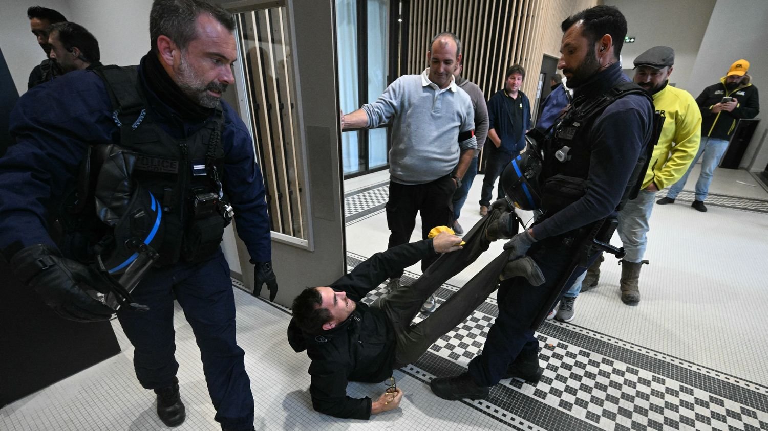 « On se battra si nécessaire » : la Coordination rurale évacuée de services de l’Etat à Toulouse après un désaccord sur la dermatose nodulaire