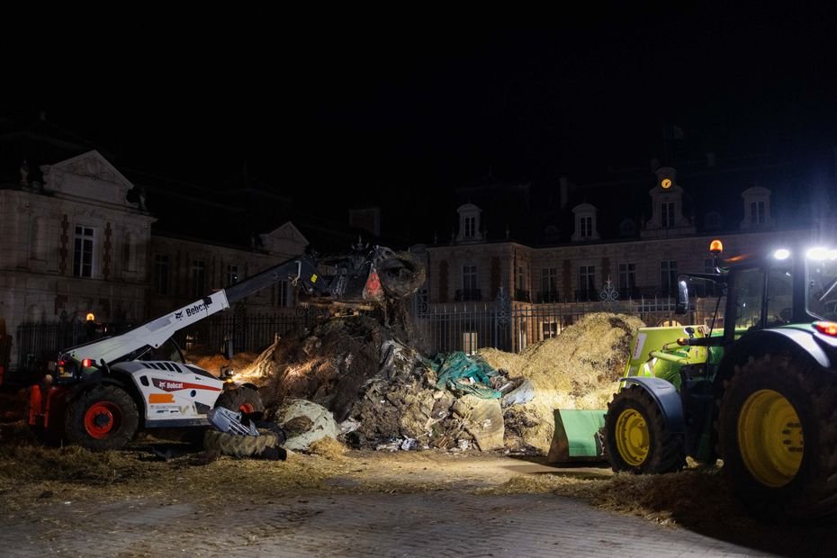 Crise agricole. Grand Poitiers chiffre les dégradations à 350 000 euros, les agriculteurs répondent que « La responsabilité est sur le gouvernement »