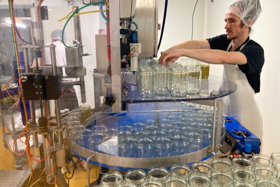 Des agriculteurs bio créent leur laboratoire pour transformer fruits et légumes invendus en bocaux