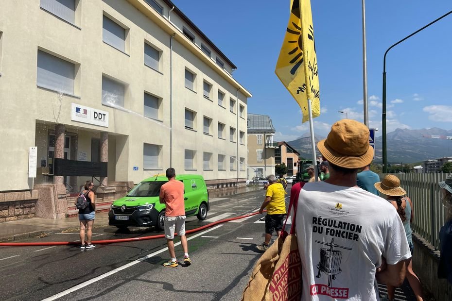 « De l’eau, il y en a encore ! » : une vingtaine d’agriculteurs arrosent les services de l’Etat à Gap pour dénoncer un arrêté sécheresse
