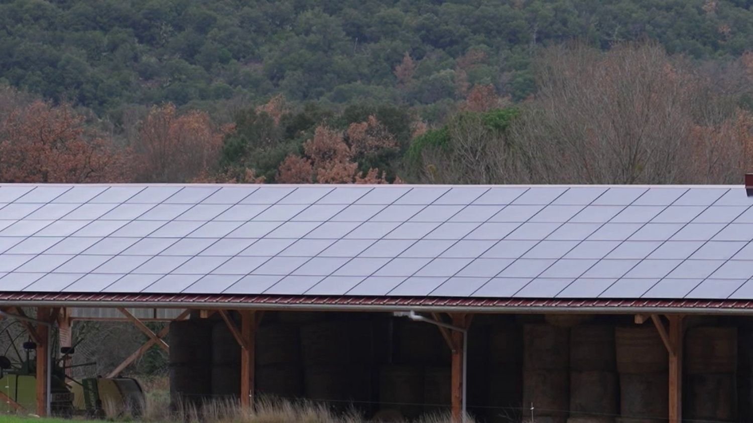 Panneaux solaires : pour financer l’achat d’un hangar, un couple d’agriculteurs revend l’électricité à ses voisins