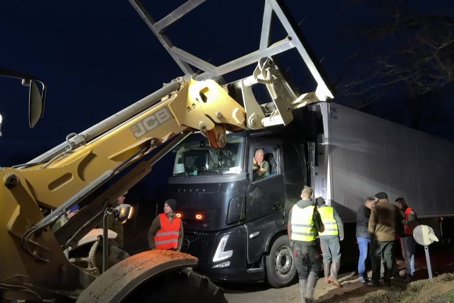 Crise agricole : la FDSEA bloque les camions pour contrôler l’origine des marchandises
