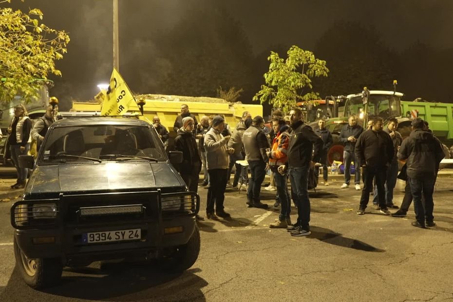 « On en paye aussi les conséquences » : des tonnes de fumier ont été déversées devant les préfectures par les agriculteurs