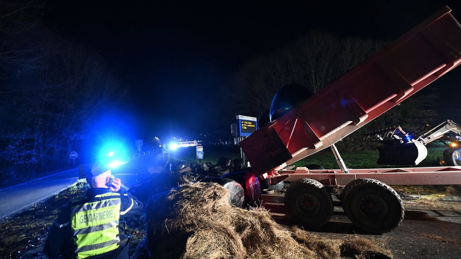 DIRECT. Dermatose nodulaire : des agriculteurs poursuivent les blocages routiers contre l’abattage des troupeaux contaminés