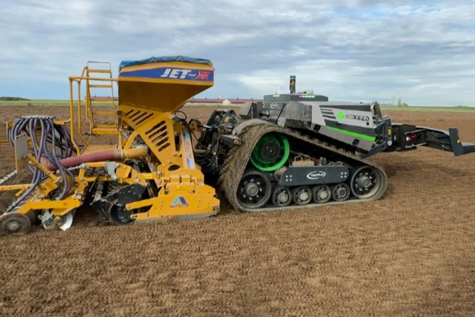 « On le manœuvre à la télécommande, puis il se débrouille tout seul » : tracteurs autonomes, drones… Comment la haute technologie améliore la vie des agriculteurs