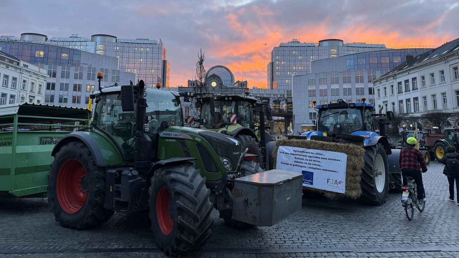 REPORTAGE. « On a plein de problèmes en commun » : tracteurs et agriculteurs envahissent Bruxelles pour « un appel à l&rsquo;aide qui doit être historique »