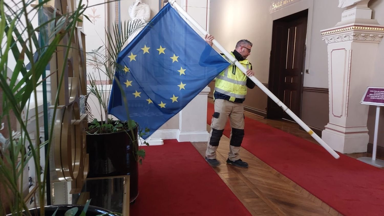 Mercosur : plusieurs dizaines de mairies en France retirent le drapeau européen, en soutien aux agriculteurs opposés à l&rsquo;accord de libre-échange