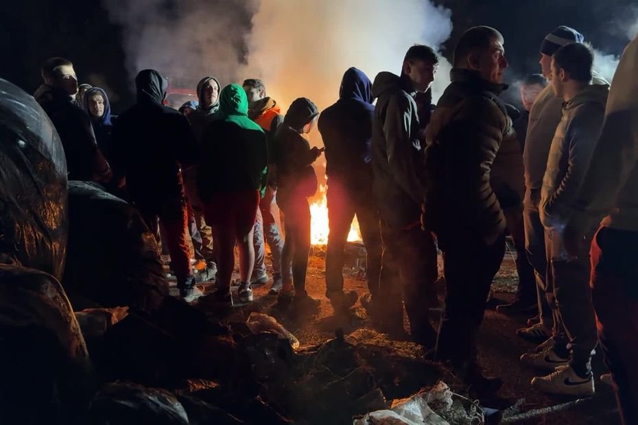 Autoroutes bloquées, paille enflammée, pneus déversés: les agriculteurs en colère toujours mobilisés dans les Pyrénées-Atlantiques