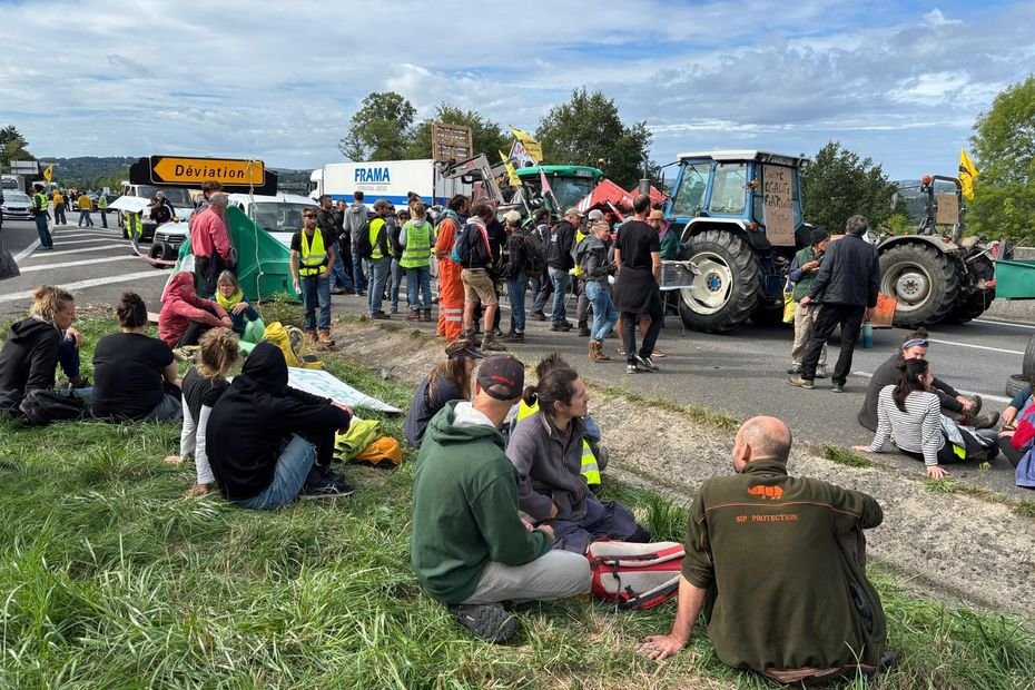 « Bloquons tout » : des agriculteurs dressent un barrage de tracteurs sur l’A20, « on se reconnaît dans les colères d’aujourd’hui »