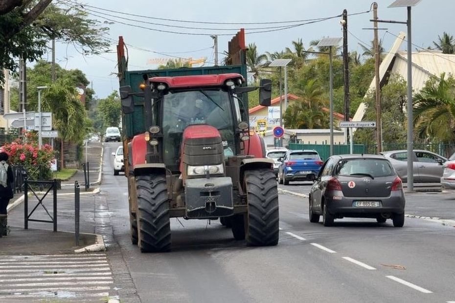 Campagne sucrière : tracteurs et remorques de cannes contraints de passer par le centre-ville de Sainte-Suzanne
