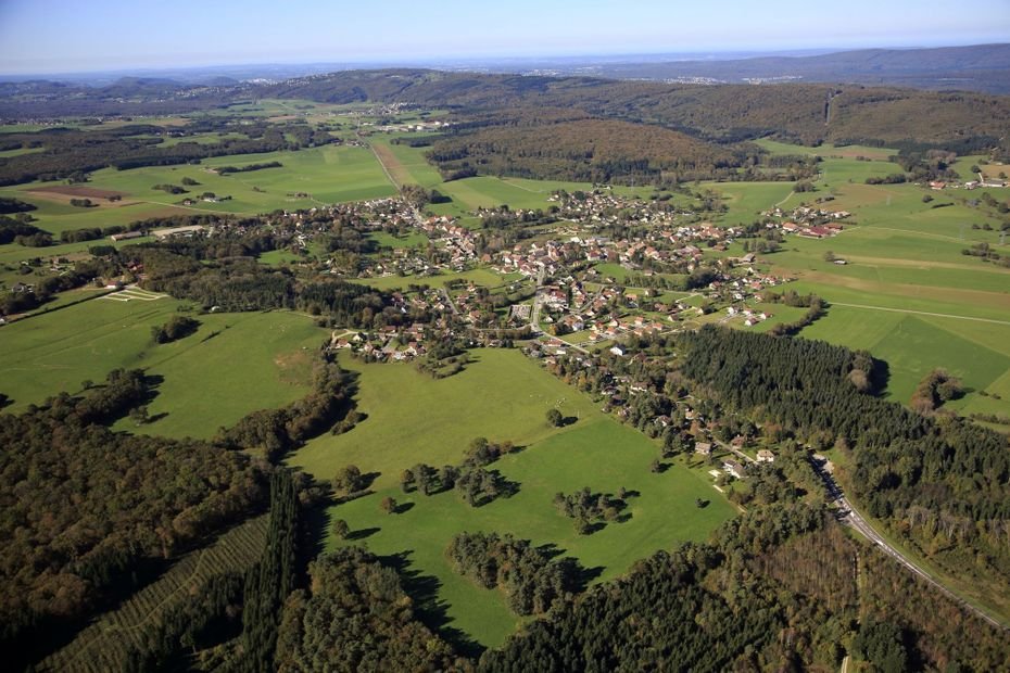 Dans ce paysage de campagne, l’entretien des chemins ruraux passera-t-il par la création d’une taxe ?