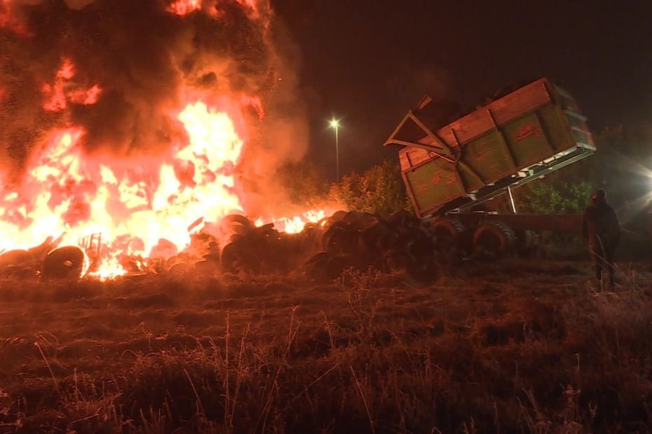 Foins et pneus incendiés : des agriculteurs de Haute-Saône allument plusieurs feux de la colère