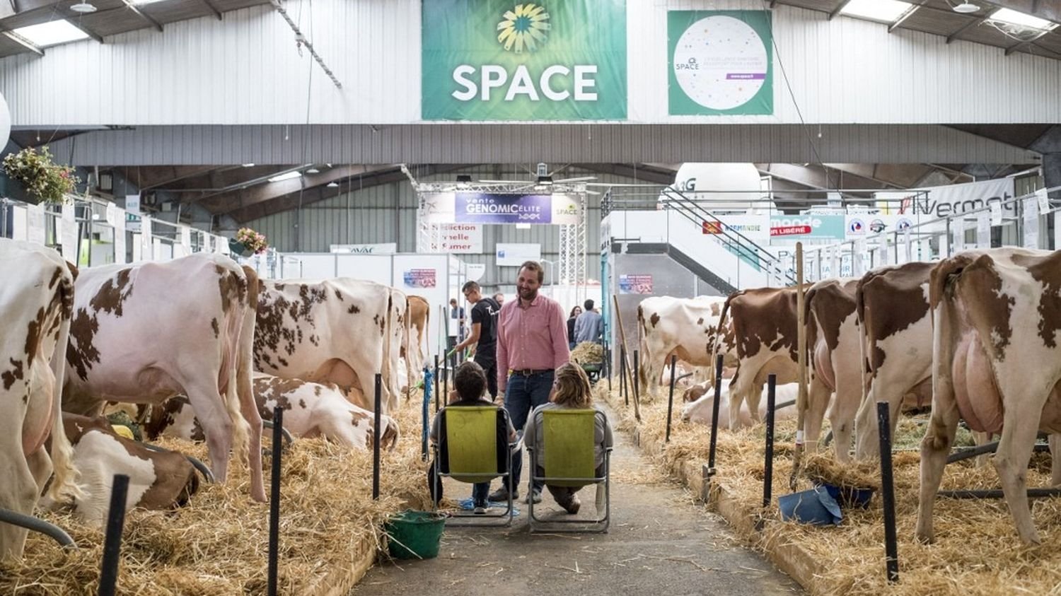 REPORTAGE. « Toutes les laiteries sont en demande » : au Salon international de l’élevage, l’inquiétude autour des importations de lait