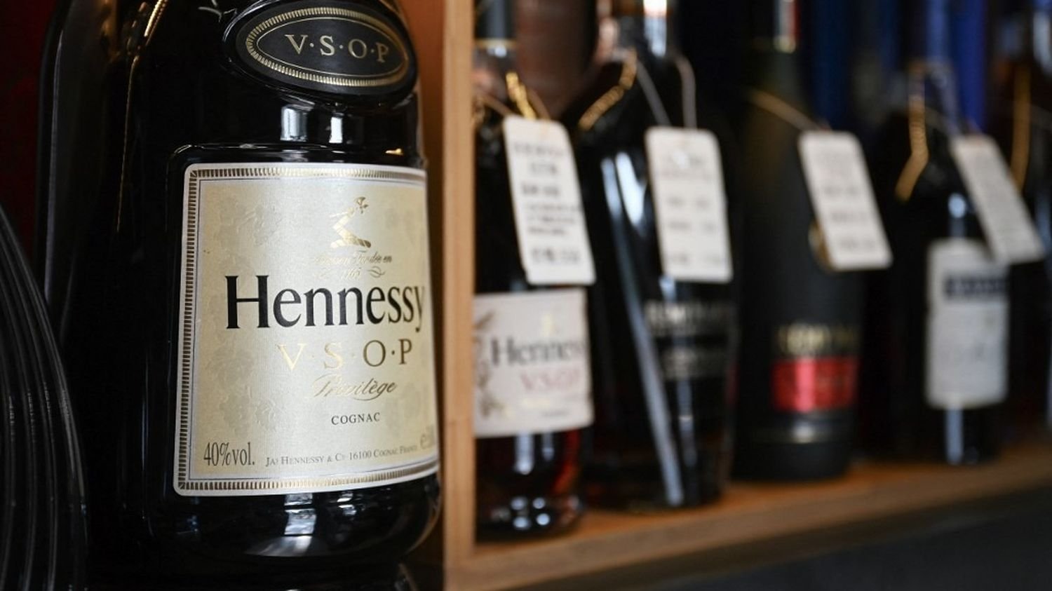 Torpillées par les surtaxes chinoises et américaines, les ventes de cognac au plus bas depuis seize ans