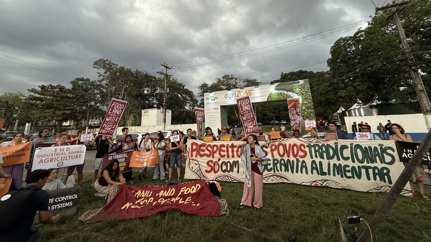 REPORTAGE. « Ça fend le cœur de les voir là » : le lobby de l’agrobusiness s’invite en force à la COP30 de Belém