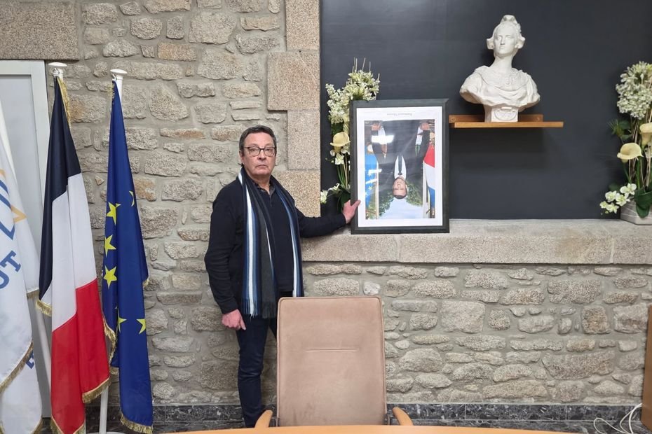 « Remettre le Président dans le bon sens », ce maire retourne le portrait d&rsquo;Emmanuel Macron pour exprimer son ras-le-bol
