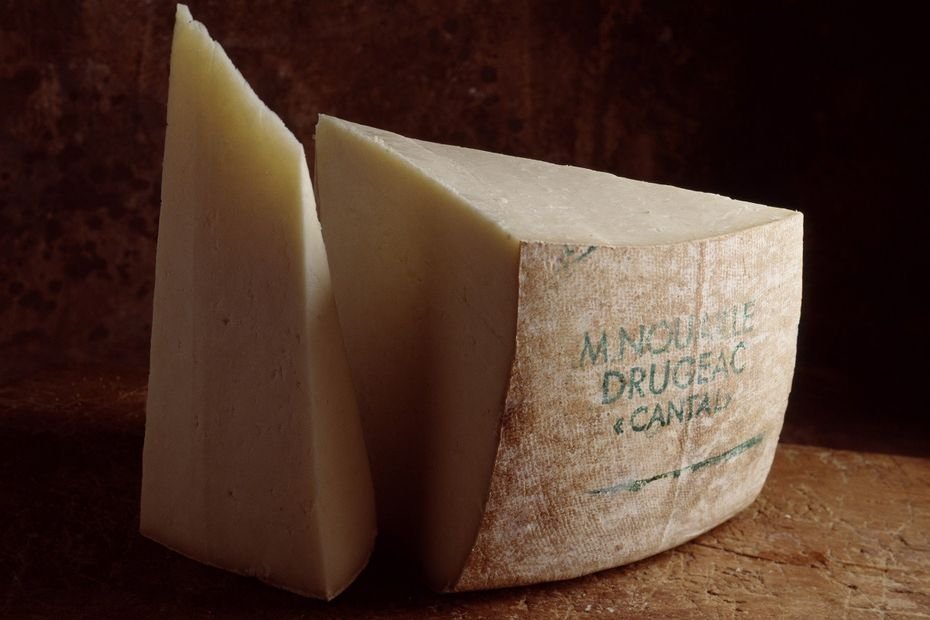 Vers un nouveau cahier des charges pour l’AOP cantal ? Ce qui pourrait changer dans votre assiette