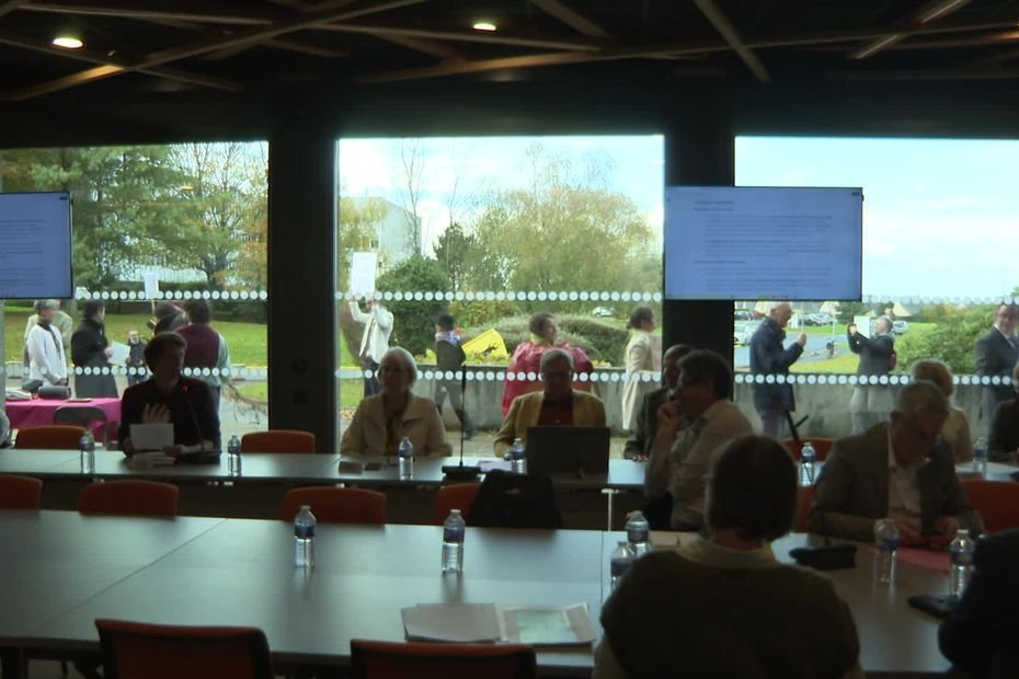 Dans la Manche, une manifestation contre les méga-serres s’invite lors d’un vote de la Chambre d’agriculture