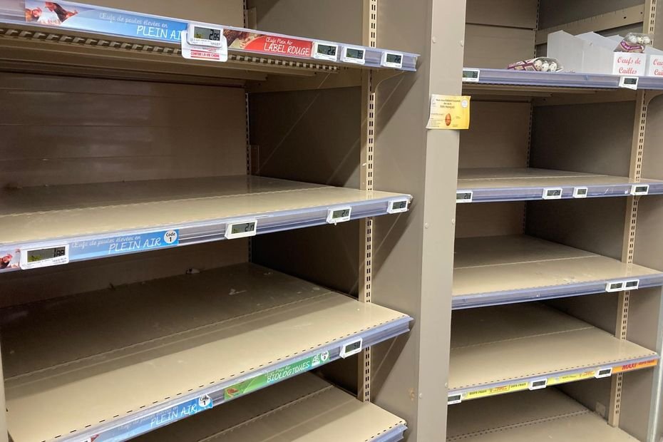 « Livré au petit matin, j&rsquo;étais dévalisé à 11 heures » : météo, blocages d&rsquo;agriculteurs, consommation en hausse installent la pénurie d&rsquo;œufs dans les rayons