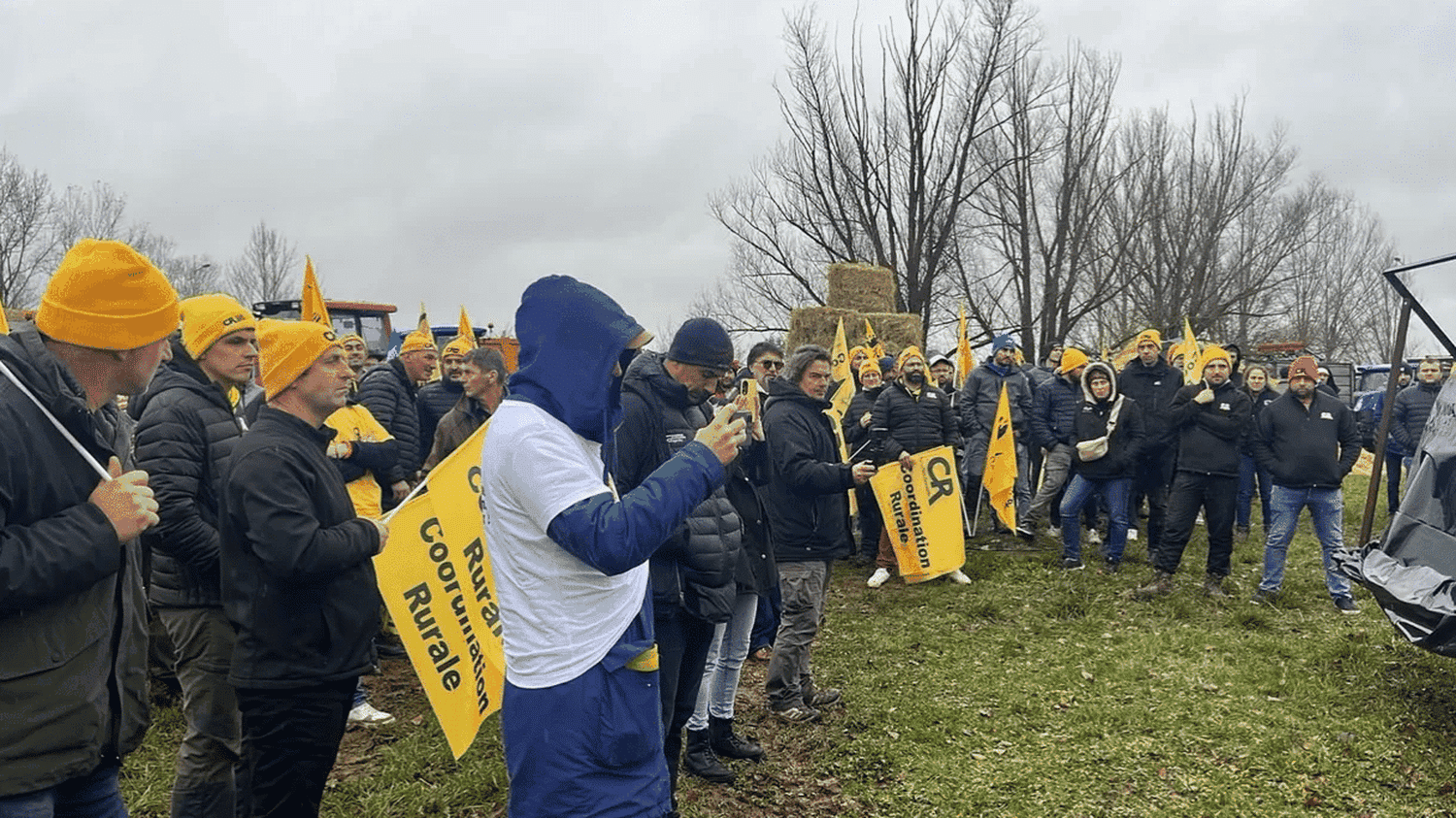 Dermatose nodulaire : près de 200 agriculteurs mobilisés devant la préfecture de Rodez, en soutien à l&rsquo;éleveur dont le troupeau a été abattu dans le Doubs