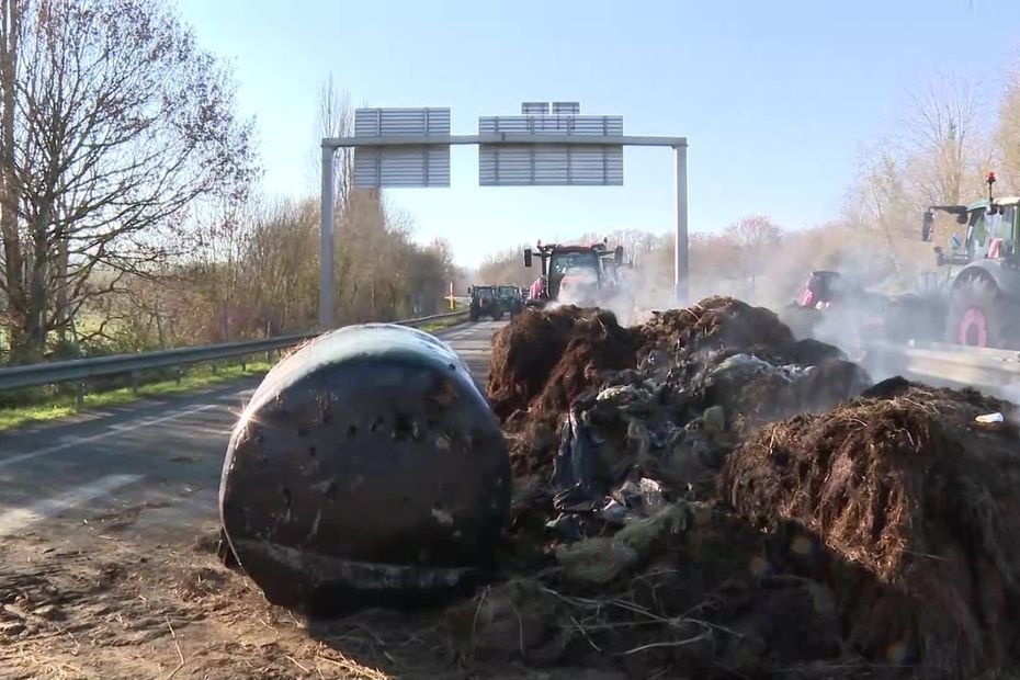 « Le pays va s’embraser » : autoroutes bloquées, actions ciblées, que prévoient les agriculteurs dans les prochaines heures ?