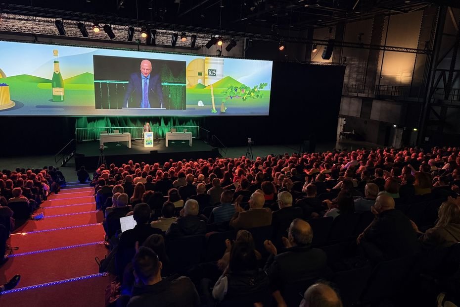 « 2025 est l’année la plus précoce que l’on ait jamais eue » : en congrès, le monde du champagne dresse le bilan de l&rsquo;année