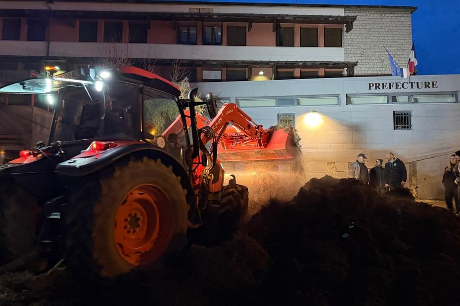 En IMAGES. Colère des agriculteurs contre la loi Egalim et le Mercosur : la FDSEA déverse du lisier devant la préfecture et la DDT