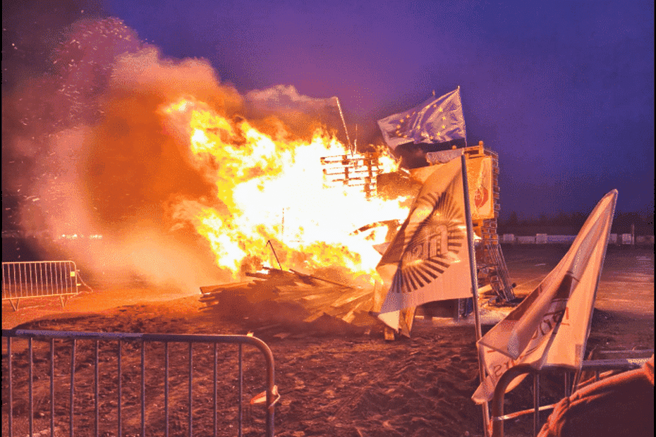 « Ça fait 20 ans qu&rsquo;on nous promène », les agriculteurs en colère brûlent des drapeaux européens et une voiture allemande