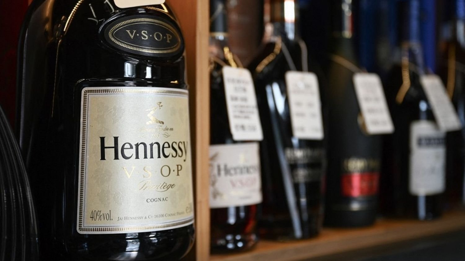 Torpillées par les surtaxes chinoises et américaines, les ventes de cognac au plus bas depuis seize ans