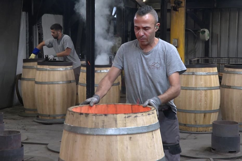 « On a perdu un tiers de l’activité en deux ans » : empêtrés dans la crise viticole, les tonneliers craignent pour leur activité